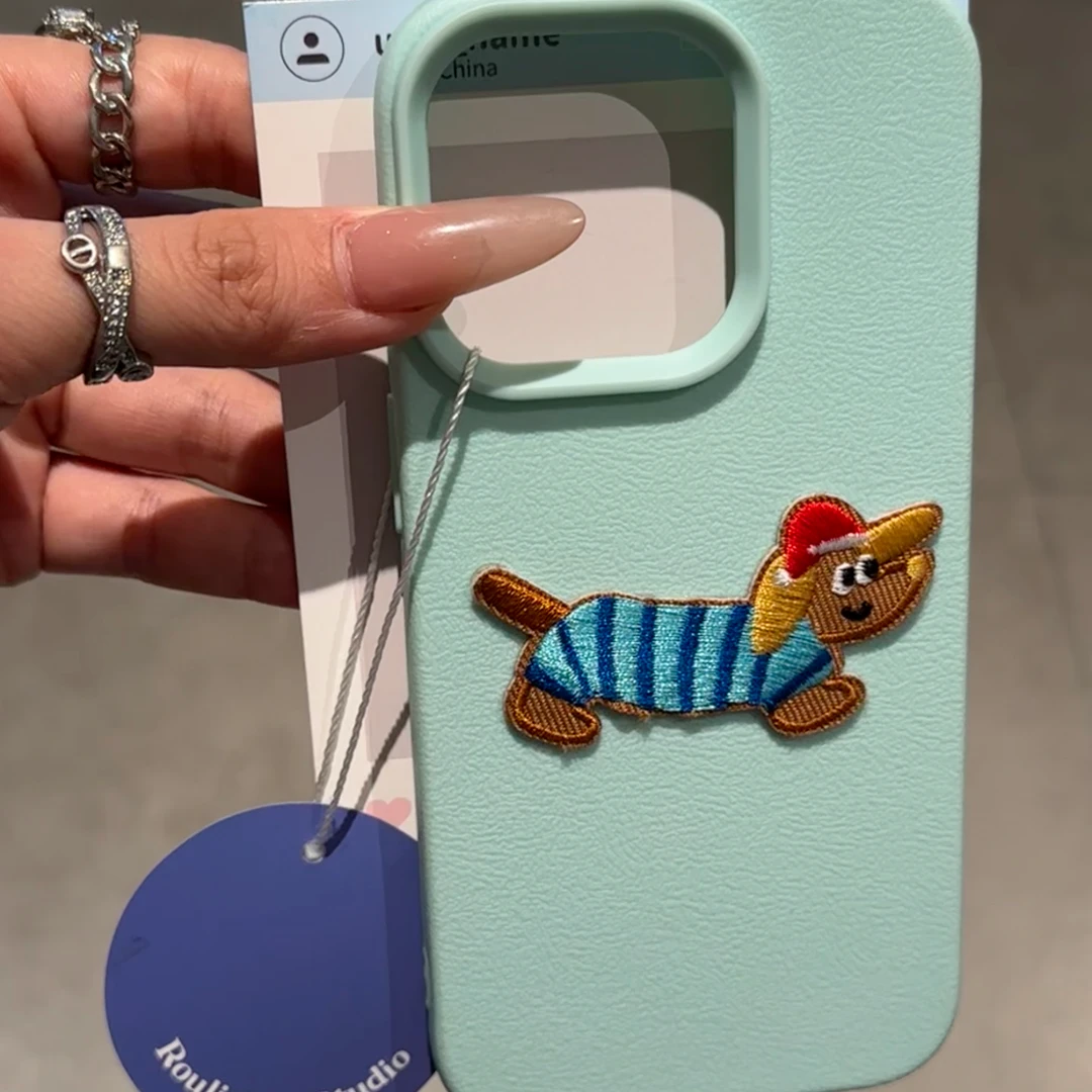 欧克里里刺绣狗荔枝纹适用苹果15/16/17promax多色手机壳14/13/12