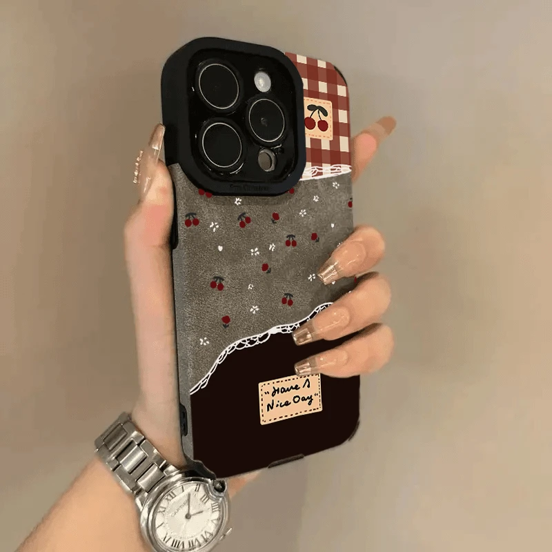 欧克里里红格纹樱桃适用苹果16手机壳iPhone15翻毛皮14/13趣味12/