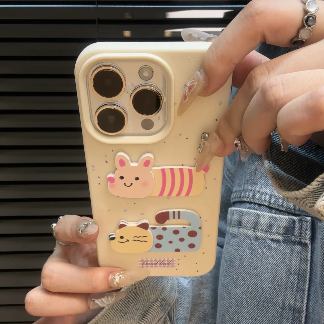 欧克里里可爱小猫小猪适用iPhone14/15手机壳苹果13/12/11荔枝纹