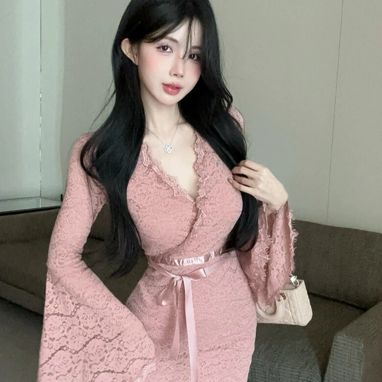 喇叭袖粉色蕾丝连衣裙女秋冬纯欲性感v领包臀小妈裙打底内搭裙子