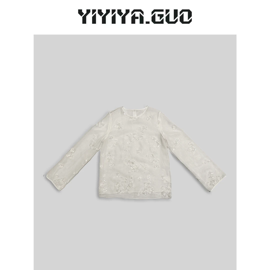 yiyiya.Guo艺艺吖/白色纱纱拼接亮片花朵圆领长袖上衣2024392