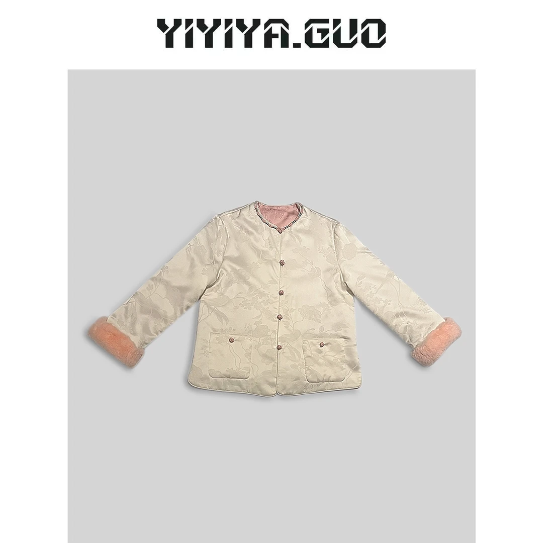 艺艺/YIYIYA.GUO杏色圆领金线包边口袋上衣2023076