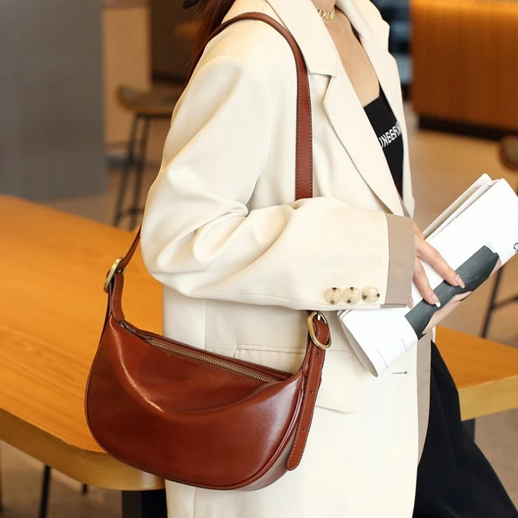 波斯丹顿新款时尚百搭真皮包小众法式单肩包休闲月牙包BL1233021