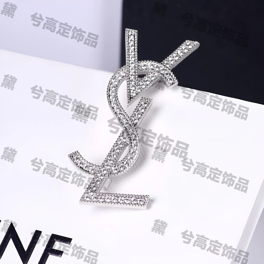 铜合金合成锆石胸针 轻奢时尚百搭简约字母小众镶钻高档胸针ins