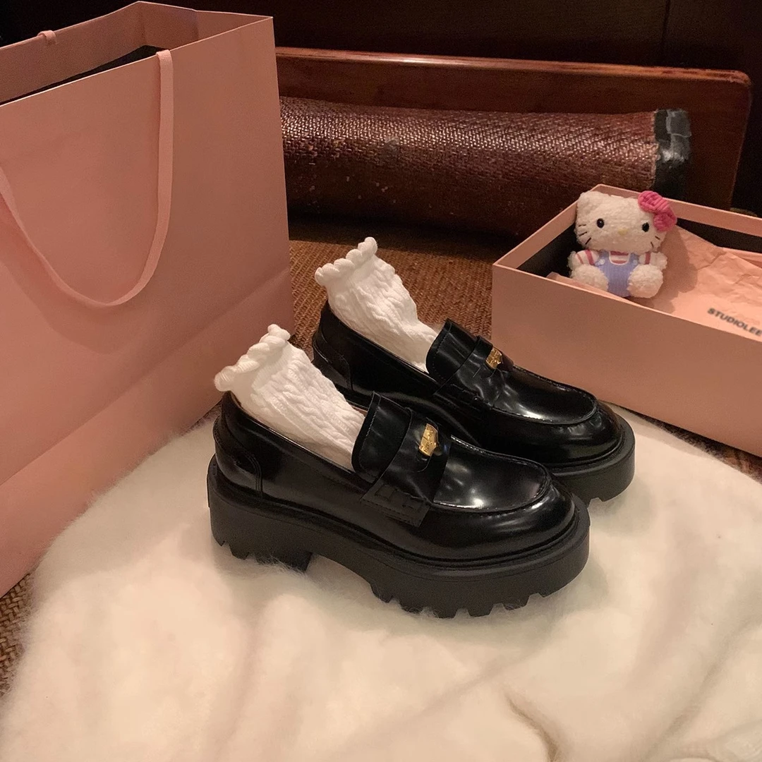 秋冬新款百搭小金币圆头小皮鞋粗跟单鞋一脚蹬厚底乐福鞋女学院风