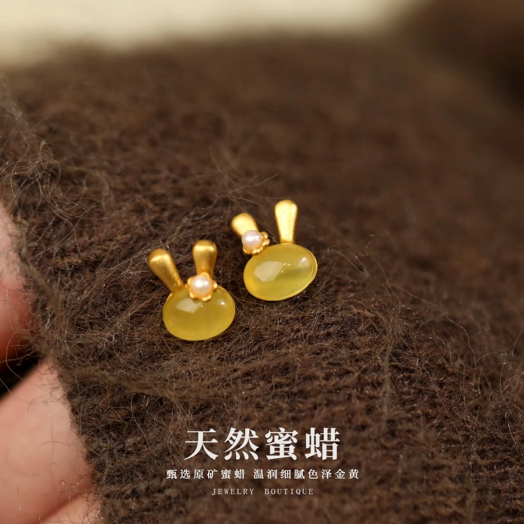 S925银兔子蜜蜡耳钉女小众简约可爱耳环淡水珍珠小巧时尚百搭精致