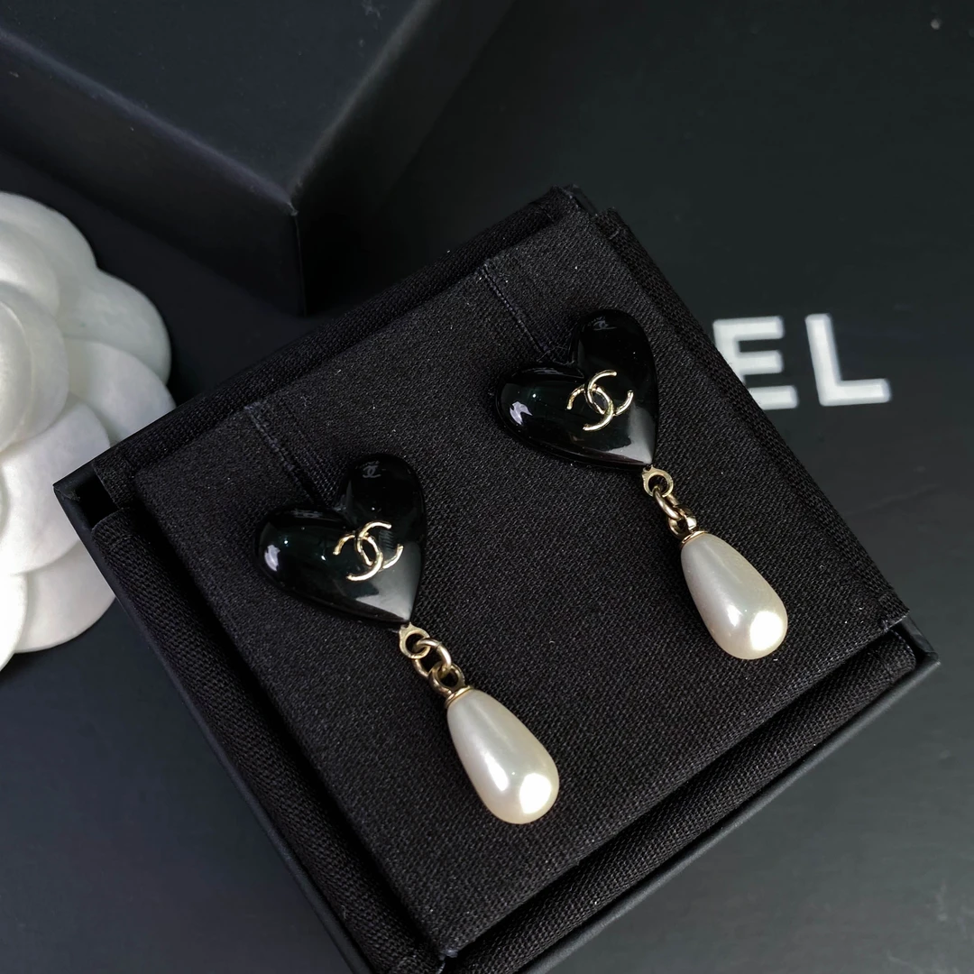 全新未使用 Chanel/香奈儿 经典双C  黑色爱心水滴珍珠耳环 S3175