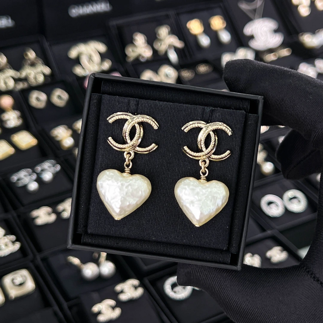 99新 Chanel/香奈儿 FL 经典双C logo 白色爱心吊坠 耳环 S5700