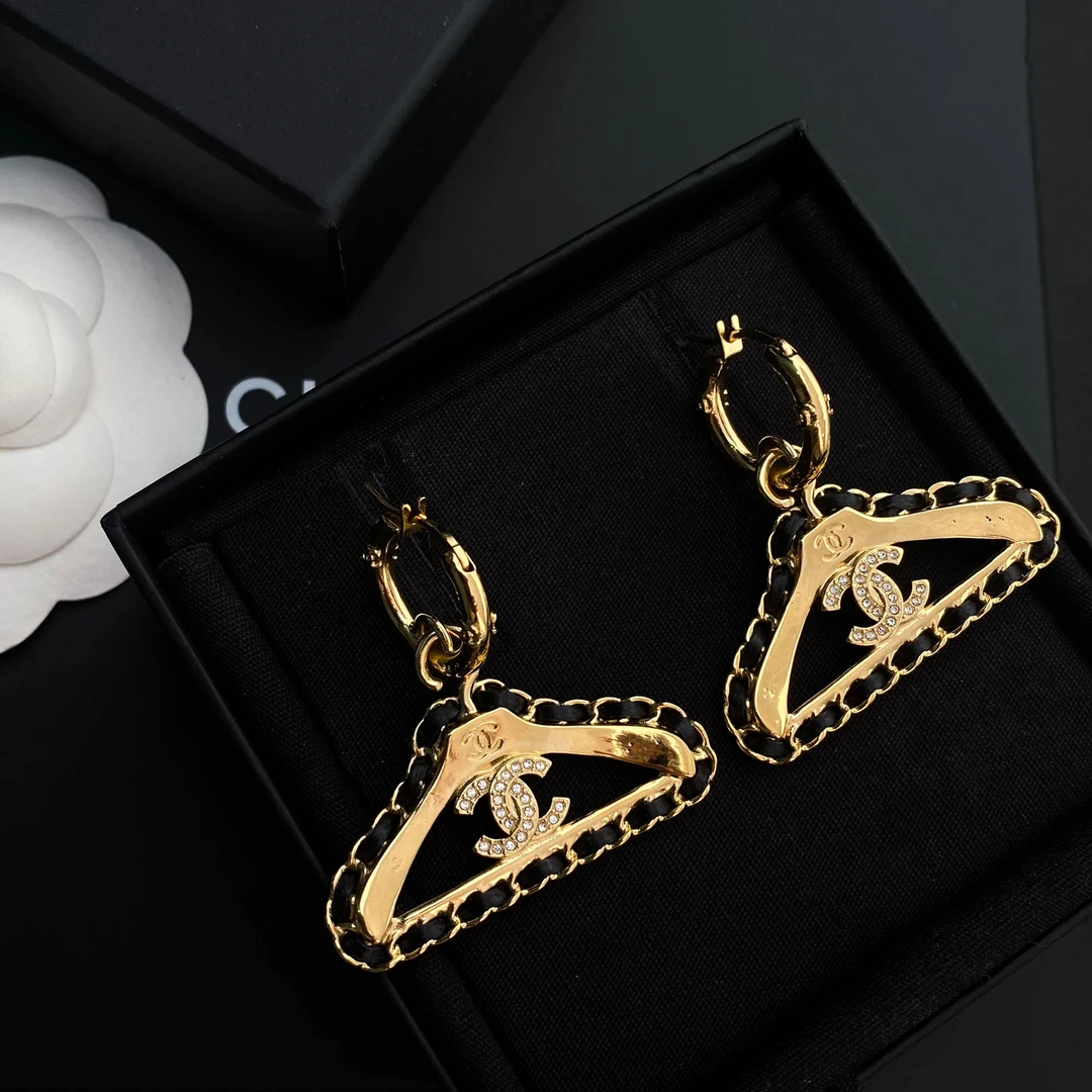 全新未使用 Chanel/香奈儿 经典双C黑金皮穿链衣架造型耳环S4075
