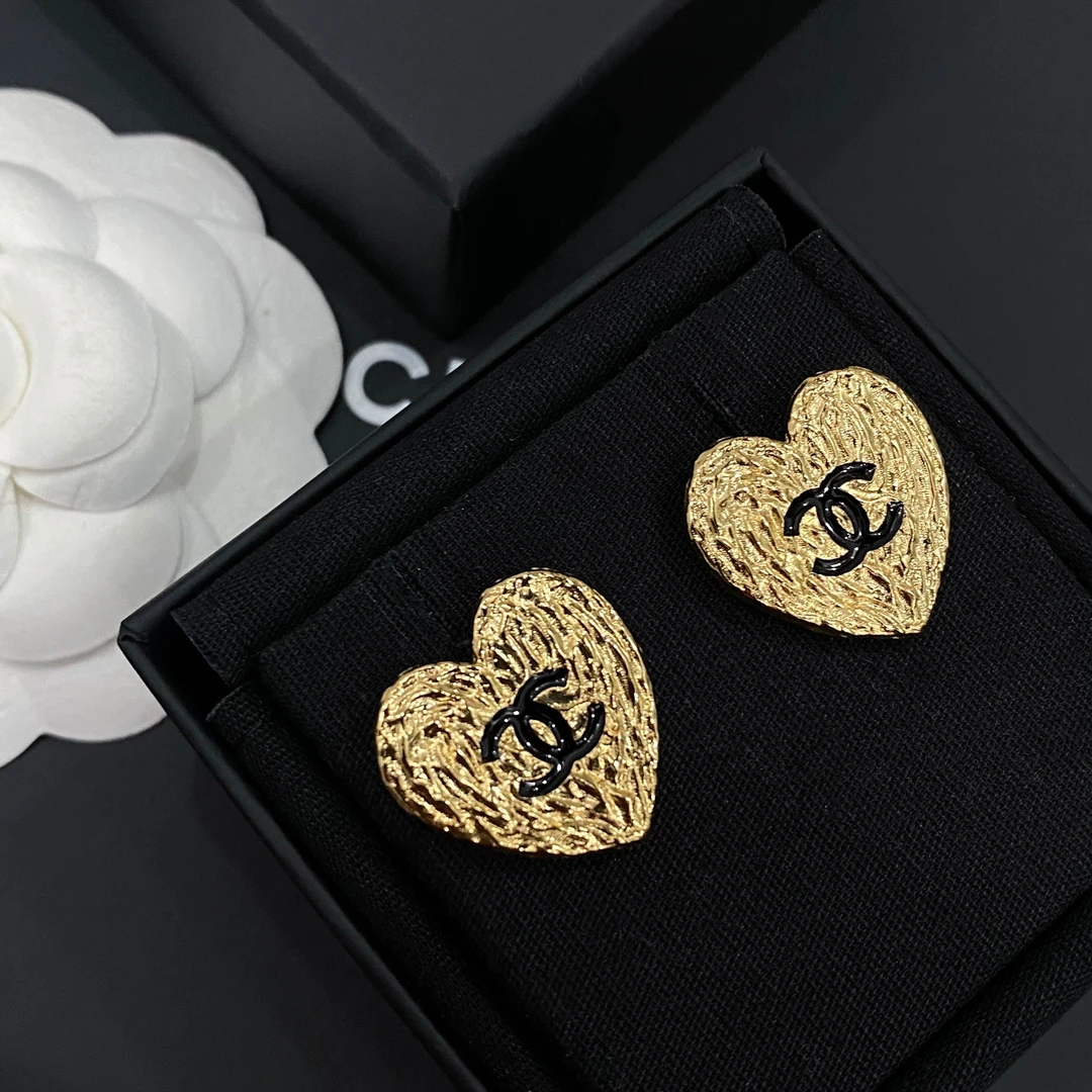 全新未使用 Chanel/香奈儿  经典双C  金属浮雕爱心耳钉S2864彩彩