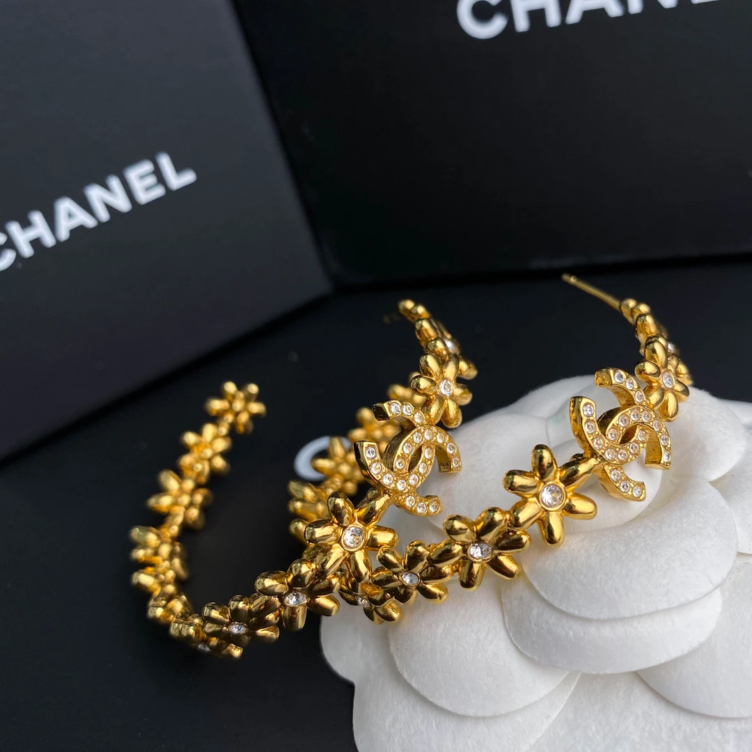 全新未使用 Chanel/香奈儿 经典双C logo金色花朵镶钻耳环 S3173