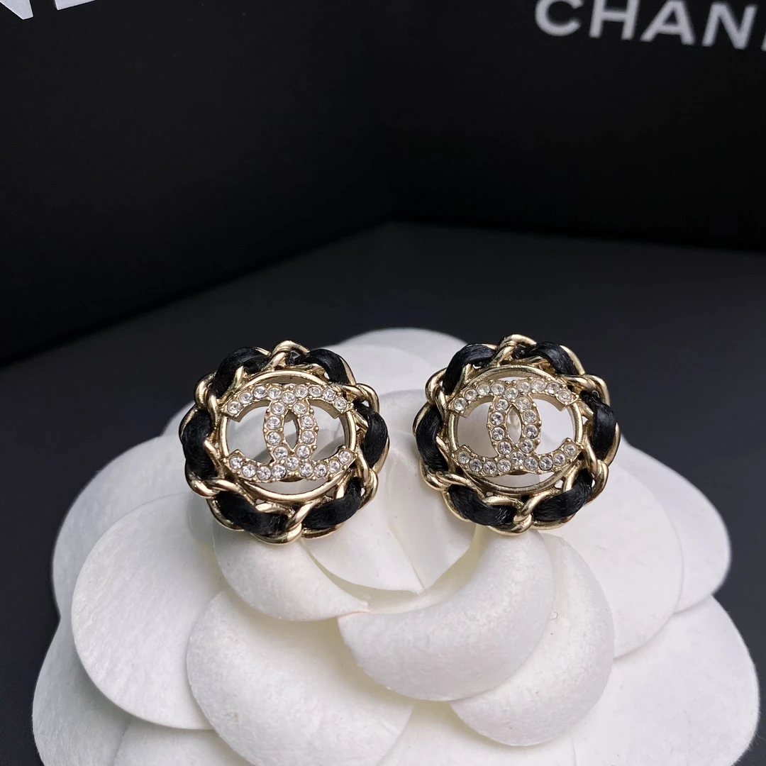 99新 Chanel/香奈儿 FL 25v新款 经典皮穿链双C镶钻 耳钉 S6530