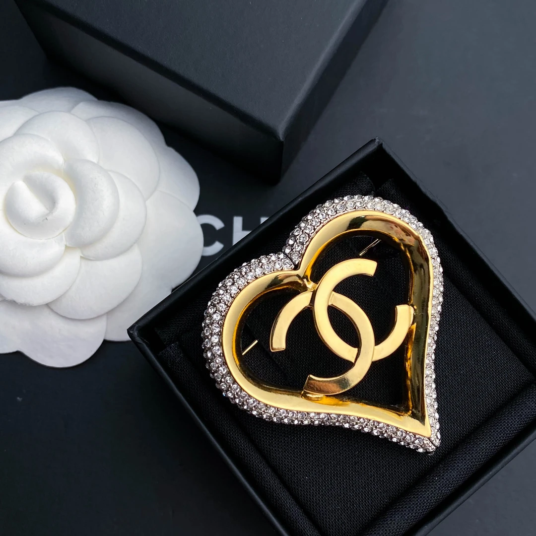 全新未使用 Chanel/香奈儿 经典双C 爱心金边镶钻胸针 S3912