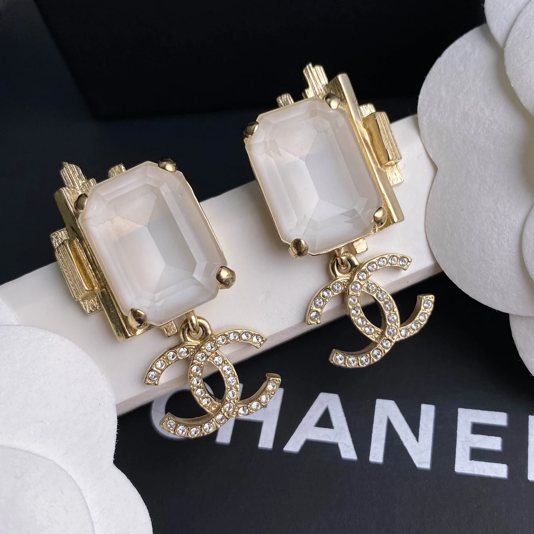 全新未使用 Chanel/香奈儿 FL双C金属浮雕镶钻白色方糖耳环 S1302