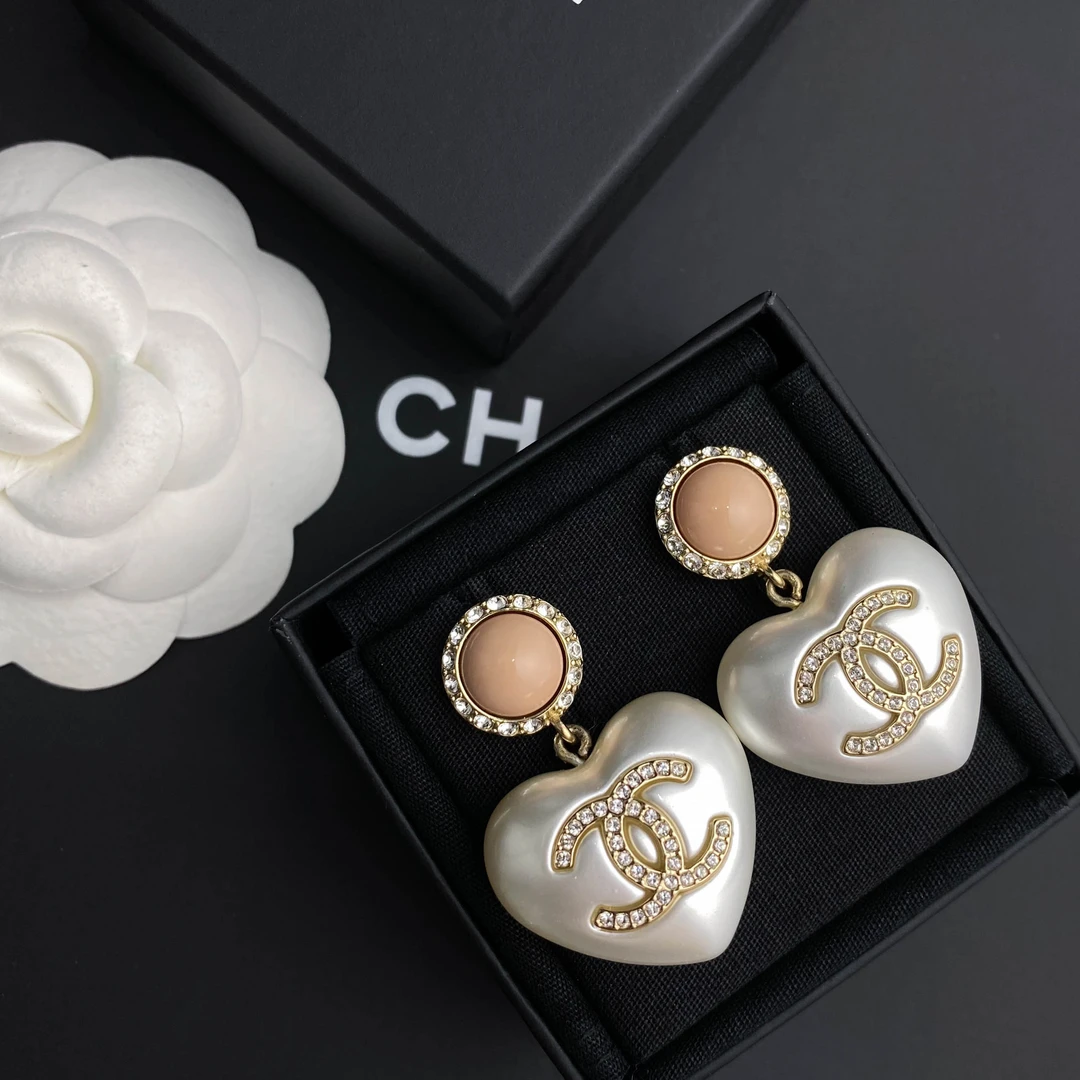 全新未使用 Chanel/香奈儿 经典双C logo粉色镶钻爱心 耳环 S3479