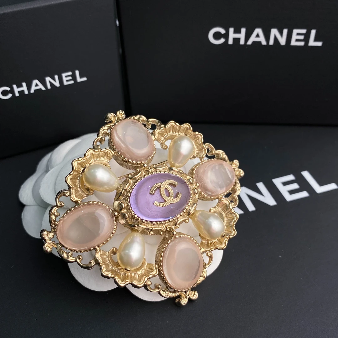 全新未使用 Chanel/香奈儿  经典双C粉紫色胸琉璃珍珠胸针 S3469