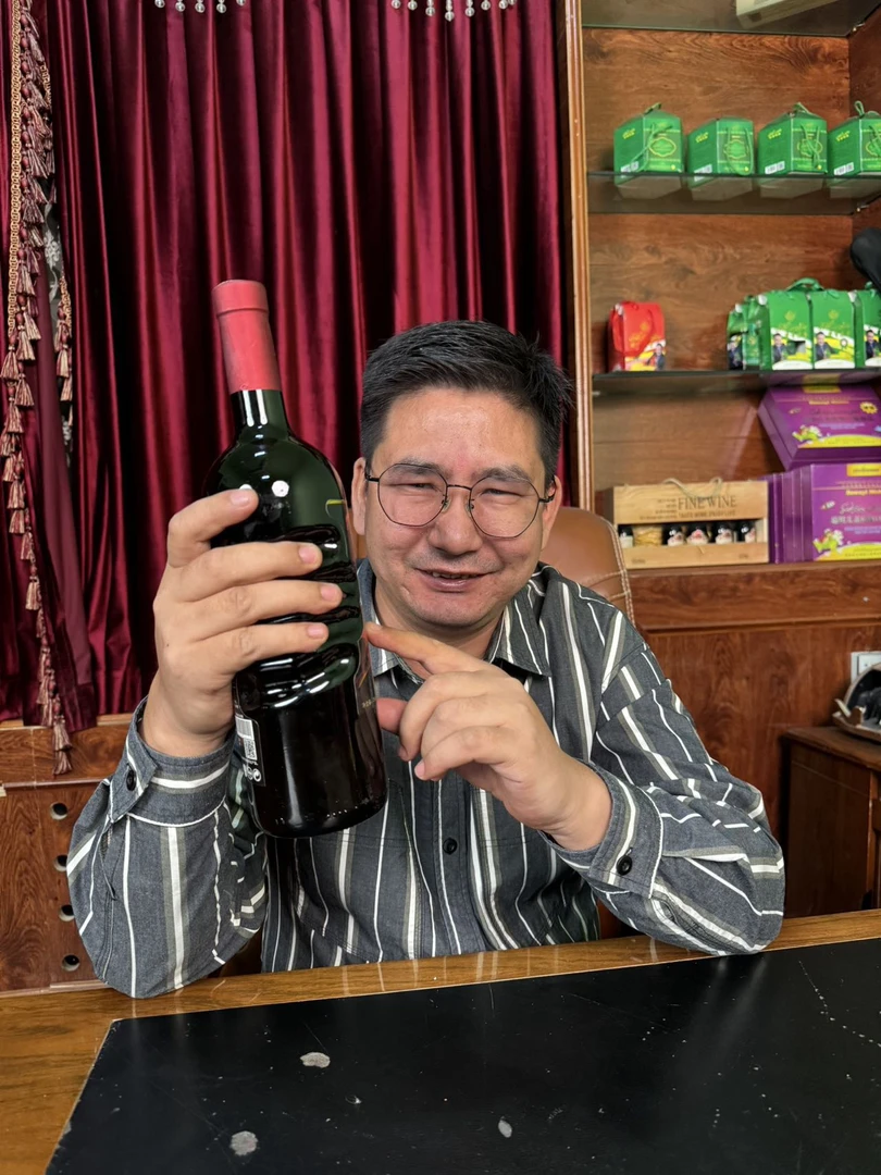 قىزىل ئۈزۈم بارماق رەيھانلىرى 葡萄果味饮料