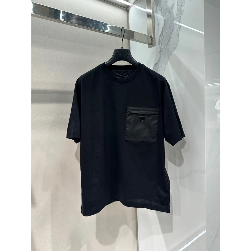 全新未使用Prada普拉达 胸口三角徽标拼接男士黑色短袖T恤 UJN661