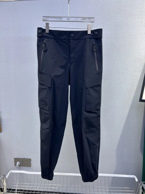 全新未使用Moncler盟可睐 户外系列男士黑色休闲工装裤 2A00003