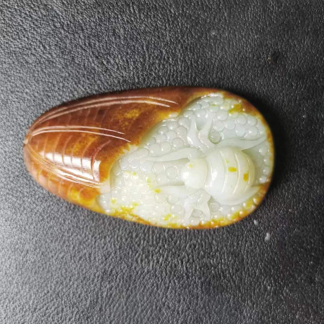 和田玉双色蜘蛛喜从天降
