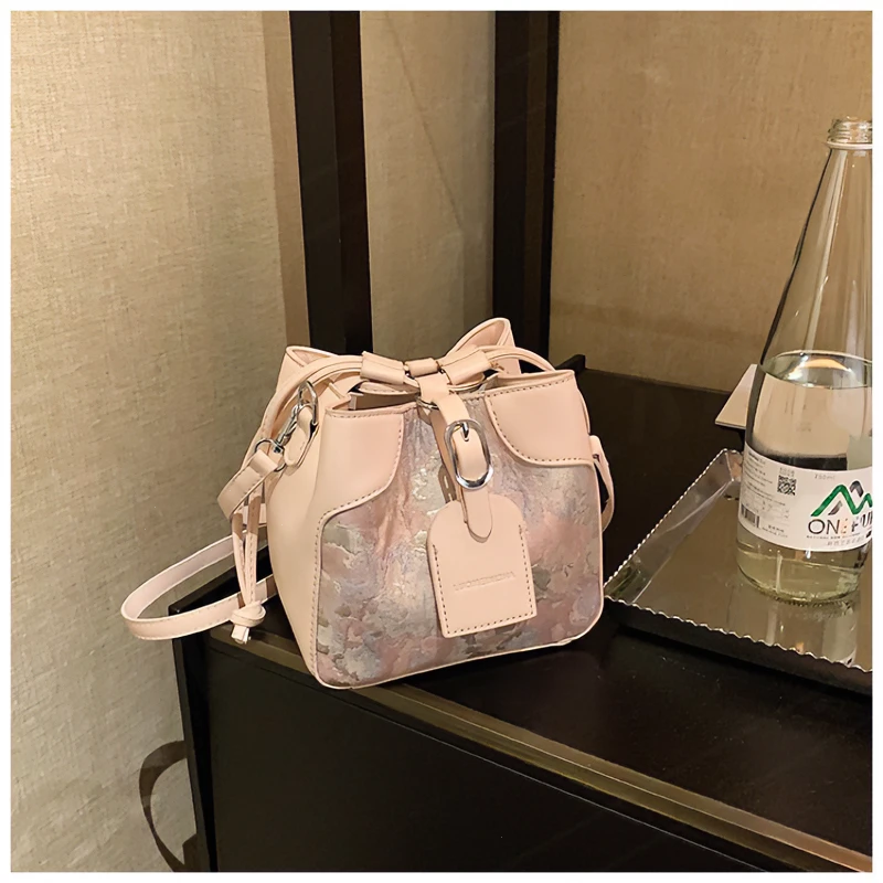 高级感2024新款上班上课大学生小众设计水桶包单肩斜挎包爆款网红