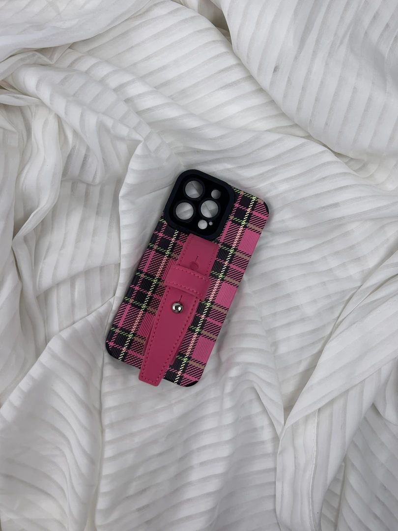 原创小众美式辣妹格纹豆豆钉皮质腕带适用华为苹果15promax手机壳