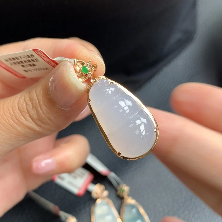 翡翠颈饰18K金镶嵌翡翠