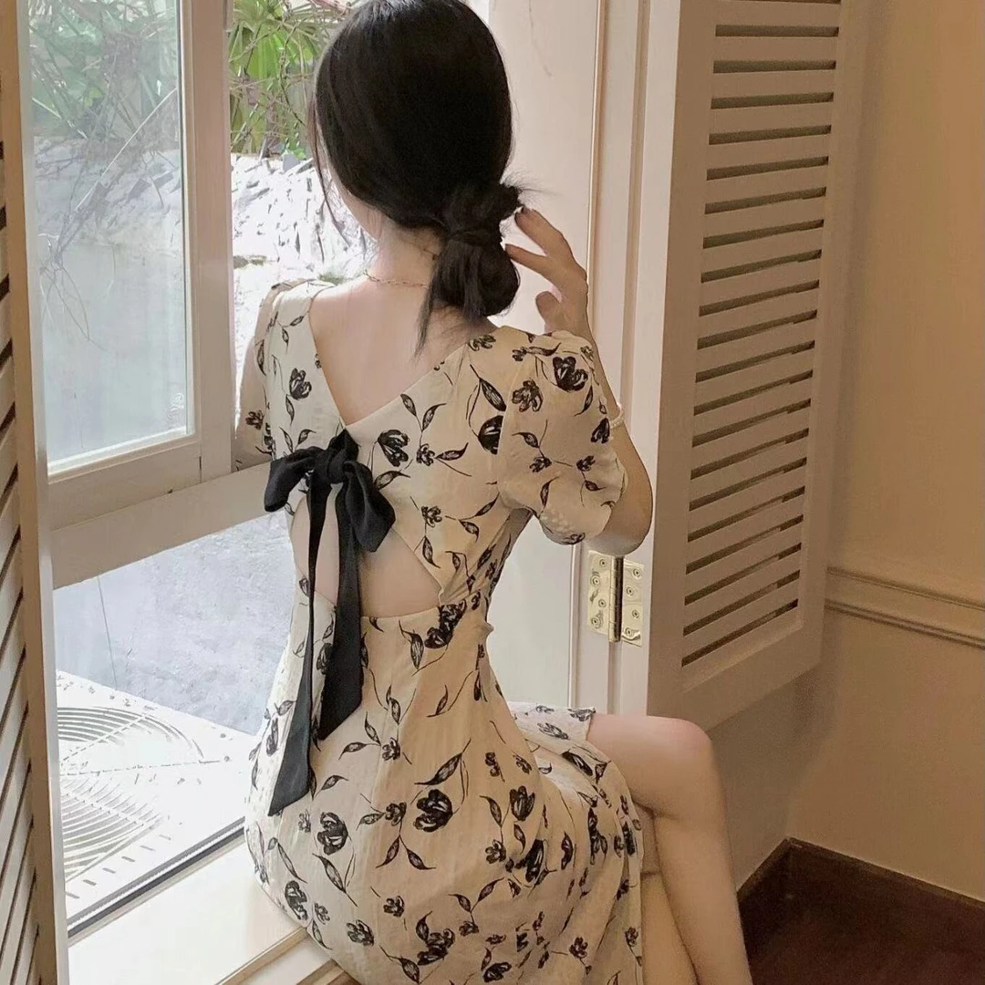 茶歇法式连衣裙女夏上档次不规则开叉遮肉显瘦短袖方领碎花长裙子
