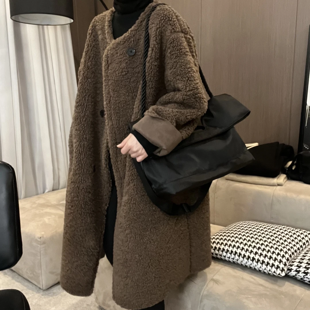 330368冬季长款女宽松圆领加厚环保韩版皮衣一体毛绒外出新款外套