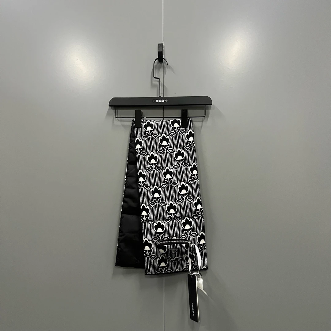 (jp) 118 PRADA 普拉达 羊绒三角标口袋围巾 均码/98新/公价12000