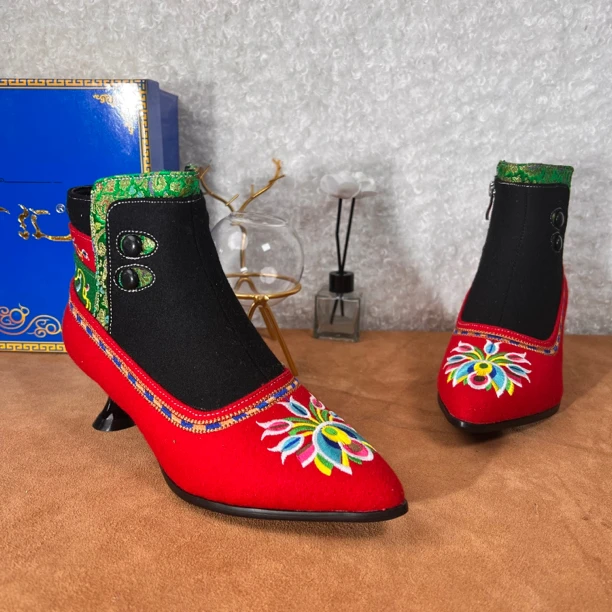 ￼女士尖头绣花鞋细跟