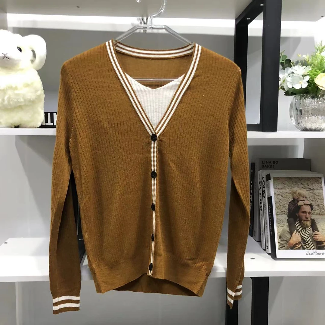 HY03512【春季新款】时尚V领姜黄色单排扣百搭假两件简约毛衣