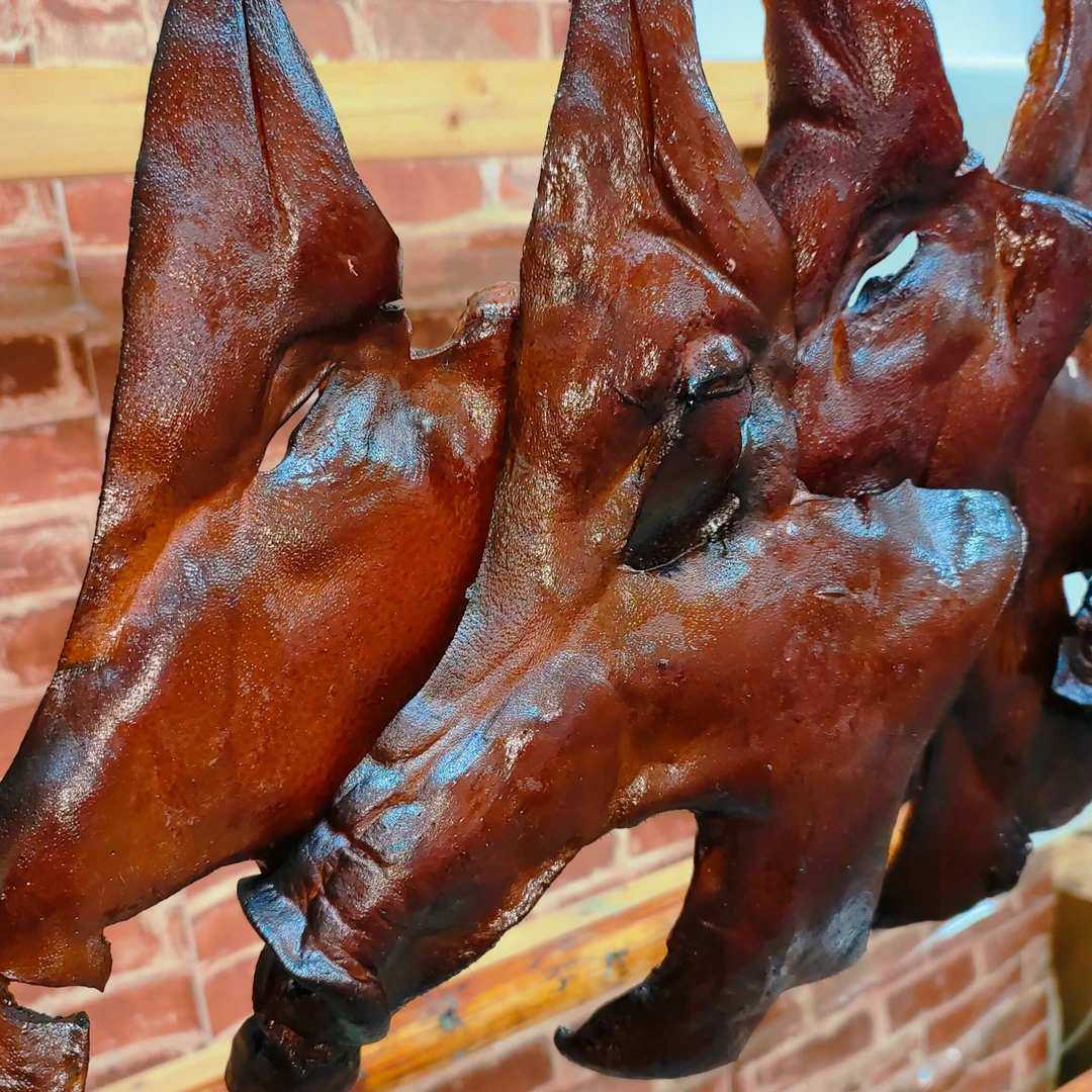 湖南农家米糠谷壳烟熏腊猪脸 干锅爆炒