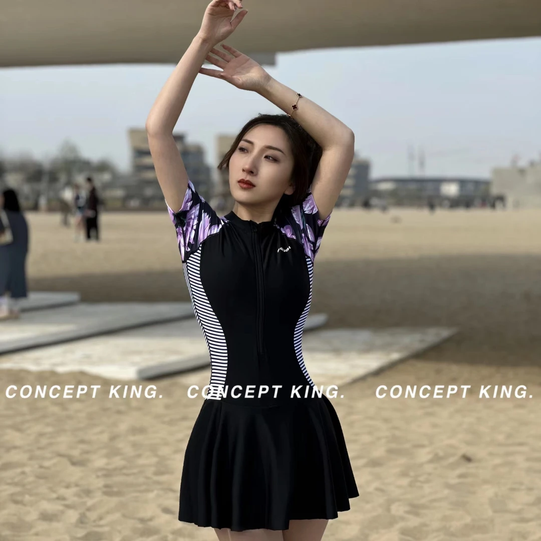 2025大码短袖连体平角裙式高级感运动游泳温泉度假款泳衣Q8时尚