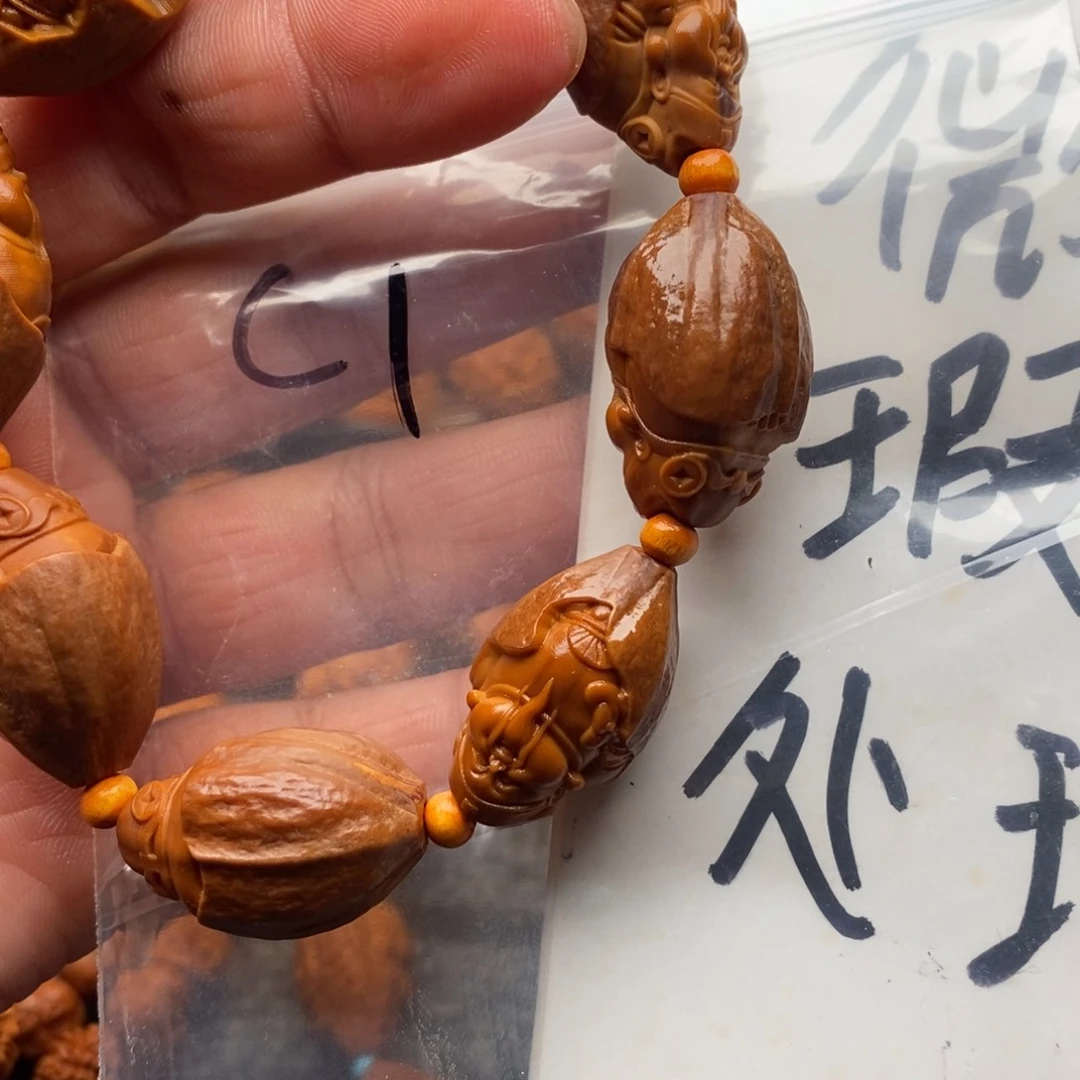橄榄核核雕我们的