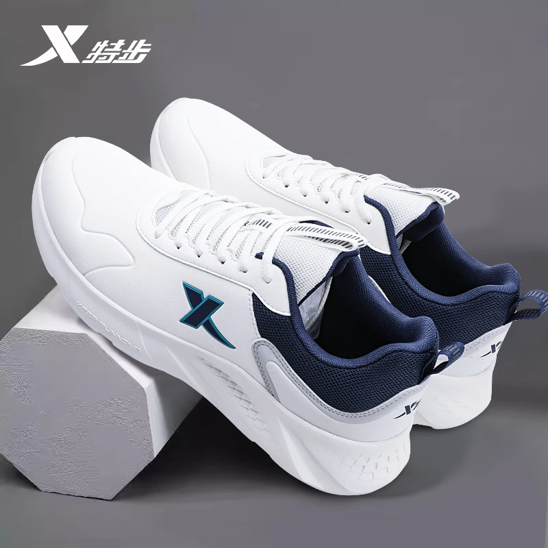特步男鞋运动鞋秋冬新款皮面防水休闲鞋子白色百搭轻便防滑跑步鞋