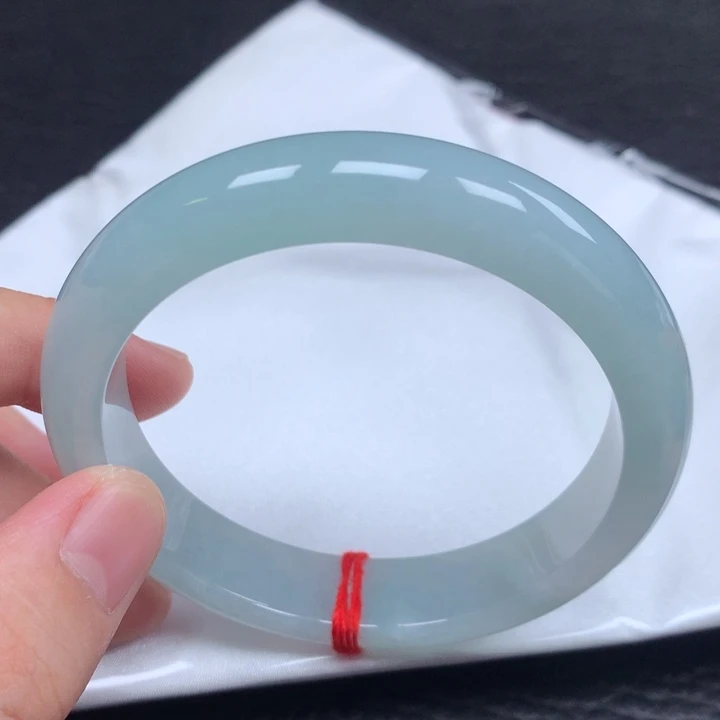 翡翠手镯未镶嵌。