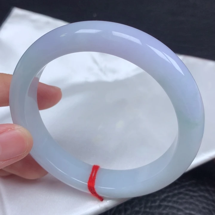 翡翠手镯未镶嵌。