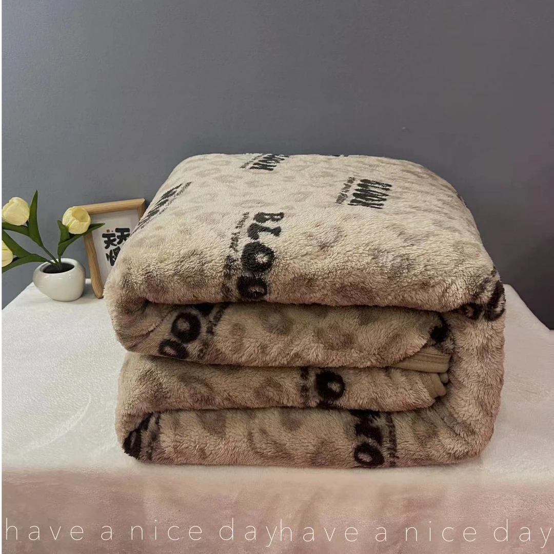 【春秋新款]高级浅咖色印花北极绒加厚毛毯.速热款.亲肤.包边.加绒