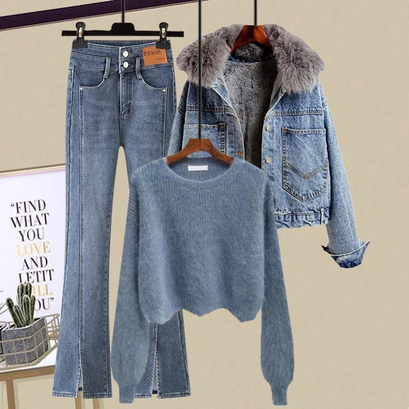 大码女装秋冬季套装2025新款加厚保暖外套配毛衣牛仔裤显瘦三件套