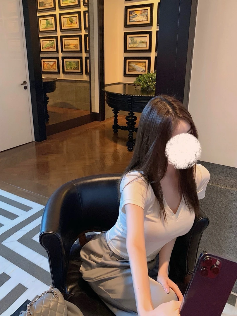 【早安樊*】默认有污渍，no退换 V领质感修身版T恤百搭基础款短袖