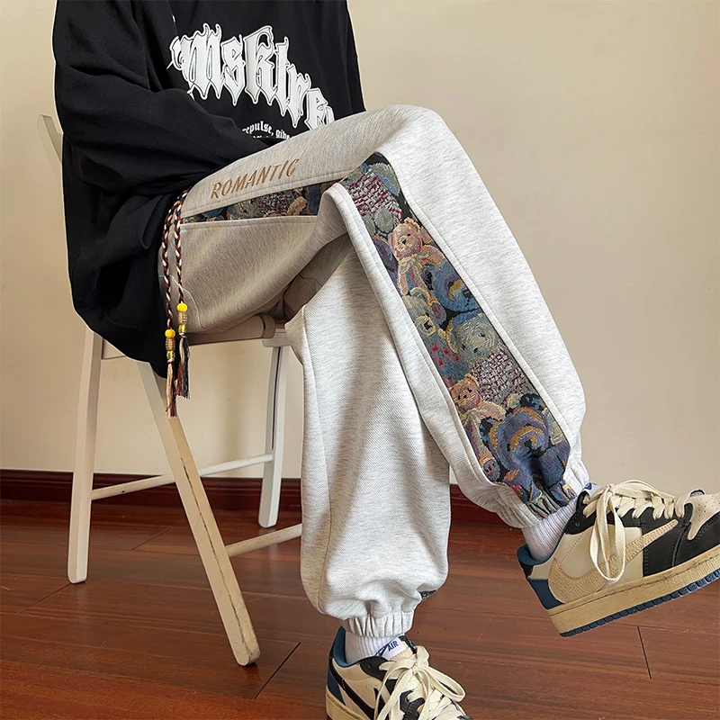 秋冬新款裤子男宽松百搭小熊刺绣束脚裤拼接休闲潮流ins情侣卫裤