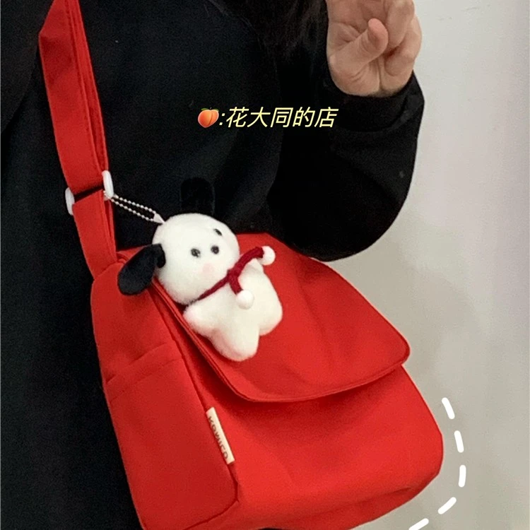 2023新款潮红色斜挎包女休闲运动单肩包百搭饺子包女大容量邮差包