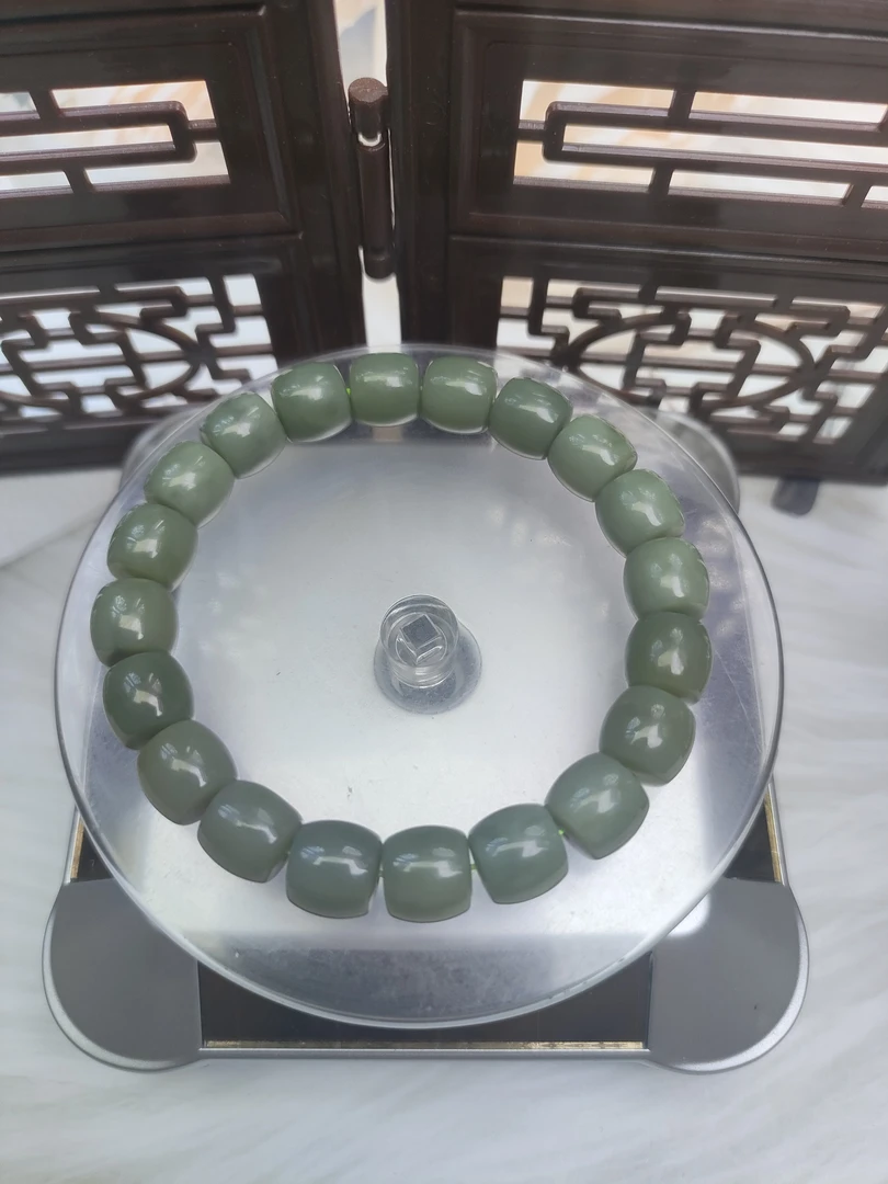 天然和田玉新疆料浅色系沙枣青直切10mm手串手链