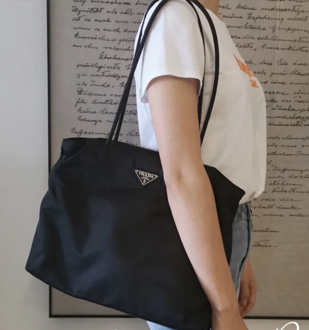 95新 Prada/普拉达 黑银托特/长33-35/可以放电脑休闲轻便/