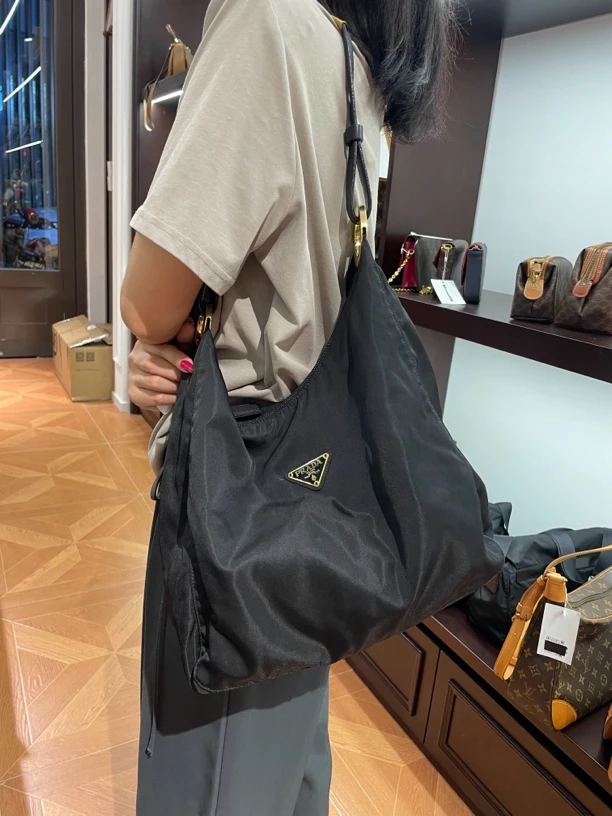 95新 Prada/普拉达 黑金hobo/长32/包包不支持七天无理由退换货