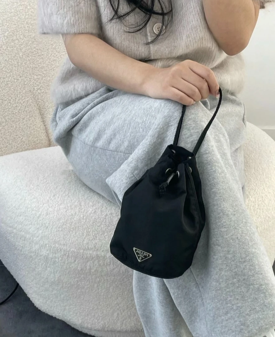 95新 Prada/普拉达 黑银小福袋手提/可斜挎/百搭休闲/轻便/黑色/