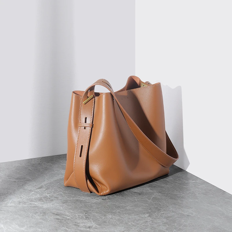 牛皮托特包时尚休闲女士百搭大容量包包小众轻奢通勤真皮水桶包