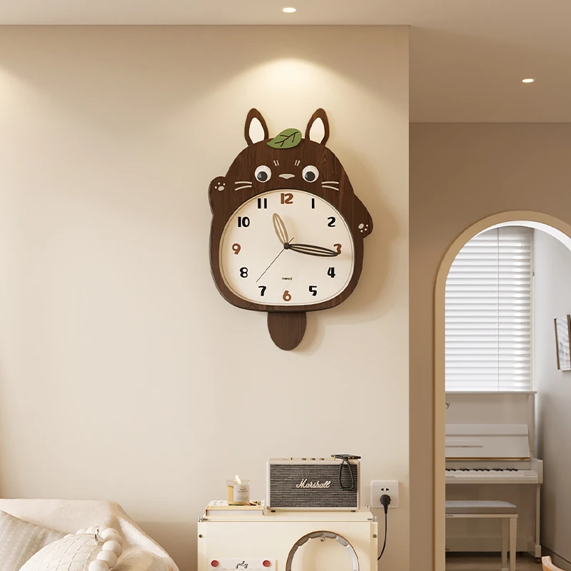 美世达2025年新款客厅挂钟原木奶油风创意卡通龙猫时钟挂墙钟表