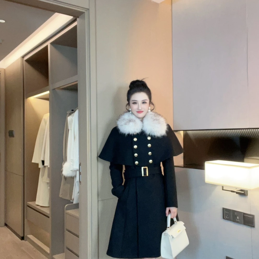 2024琪琪新款英伦复古斗篷式收腰毛毛领呢大衣DM1DCO050